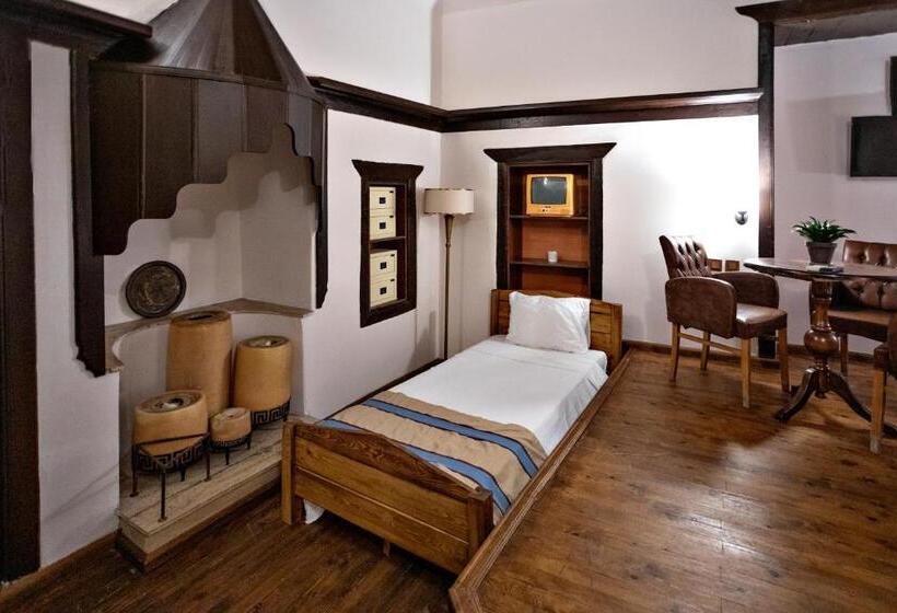 مسافرخانه Old House Hotel&pub