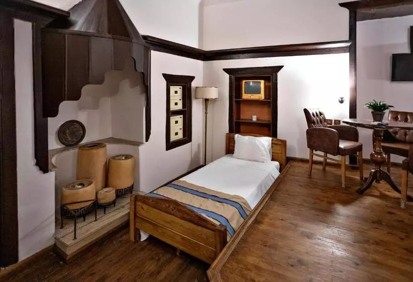 Hostelli Old House Hotel&pub