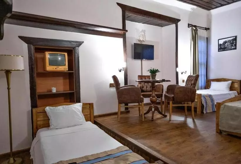 Hostelli Old House Hotel&pub