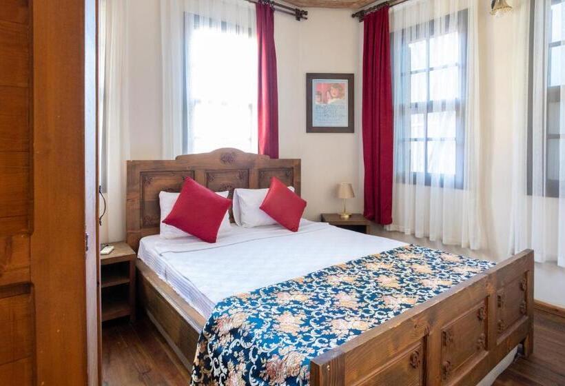 مسافرخانه Old House Hotel&pub