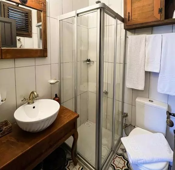 Hostelli Old House Hotel&pub