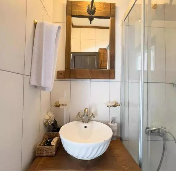 Hostelli Old House Hotel&pub