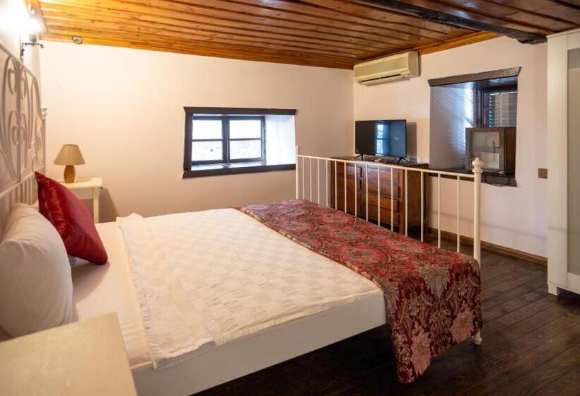 مسافرخانه Old House Hotel&pub