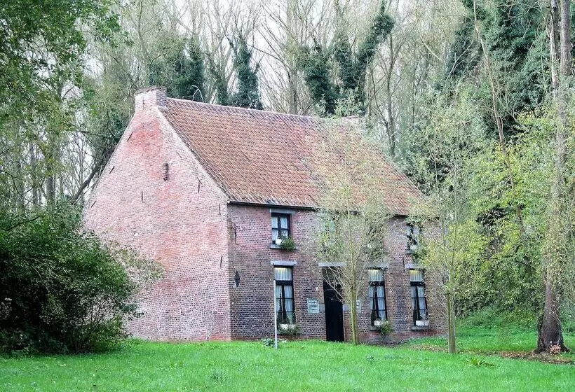 ホテル Chambres D Hôte  L écureuil  Proche De Mons, Pairi Daiza, à Côté De Spark Oh