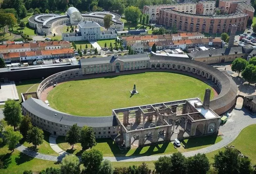 ホテル Chambres D Hôte  L écureuil  Proche De Mons, Pairi Daiza, à Côté De Spark Oh