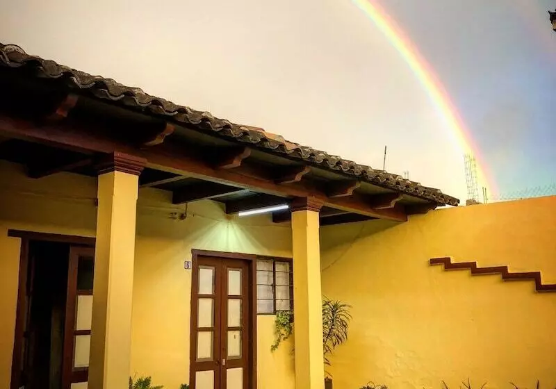 ホテル Oj Wayan Hostal