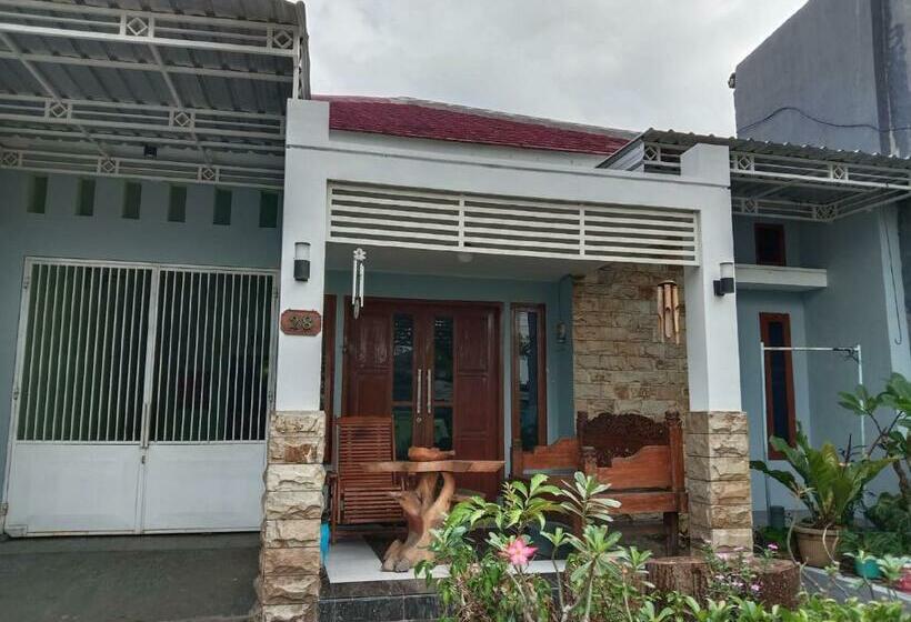 Отель Spot On 90729 Sekar Guest House Jember