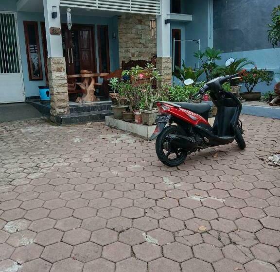 Отель Spot On 90729 Sekar Guest House Jember