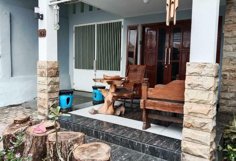 Отель Spot On 90729 Sekar Guest House Jember