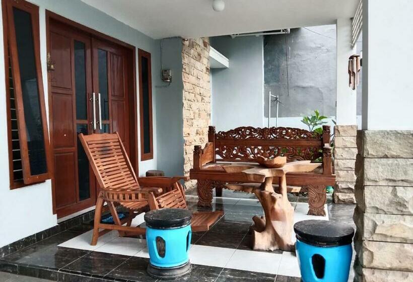 Отель Spot On 90729 Sekar Guest House Jember