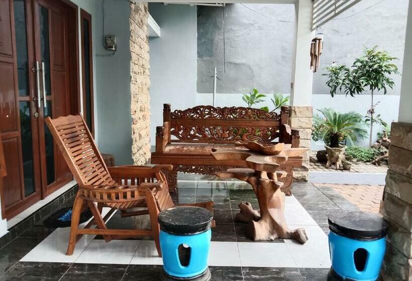 Отель Spot On 90729 Sekar Guest House Jember