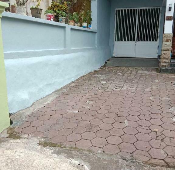 Отель Spot On 90729 Sekar Guest House Jember