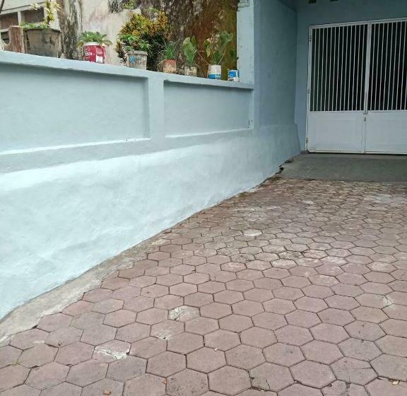 Отель Spot On 90729 Sekar Guest House Jember