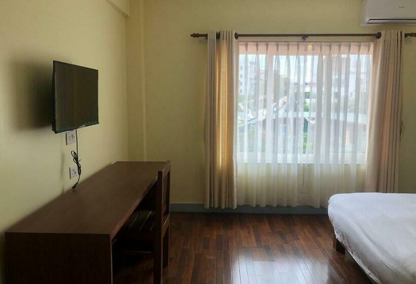 تختخواب و صبحانه Claire Inn