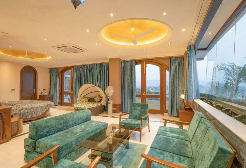 בית מלון כפרי Narmade River View Resort