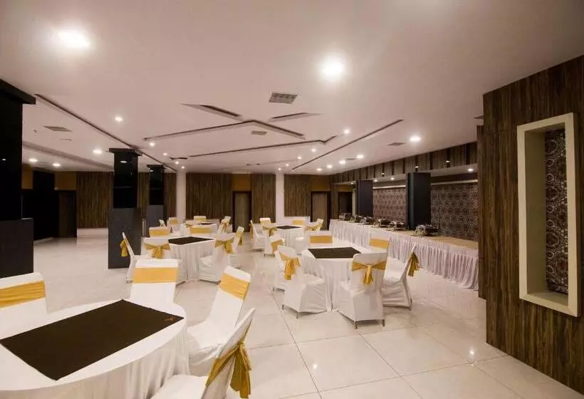 Hotelli The River Front Resort