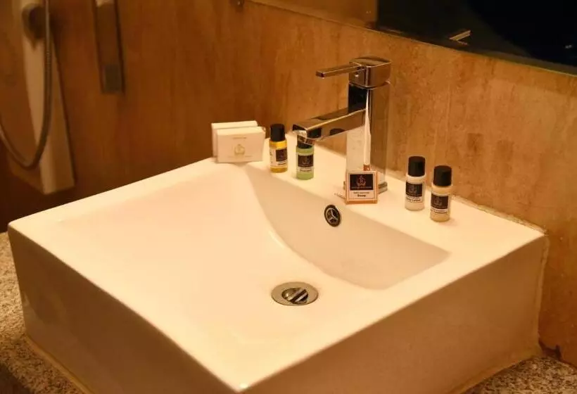 Hotelli The River Front Resort