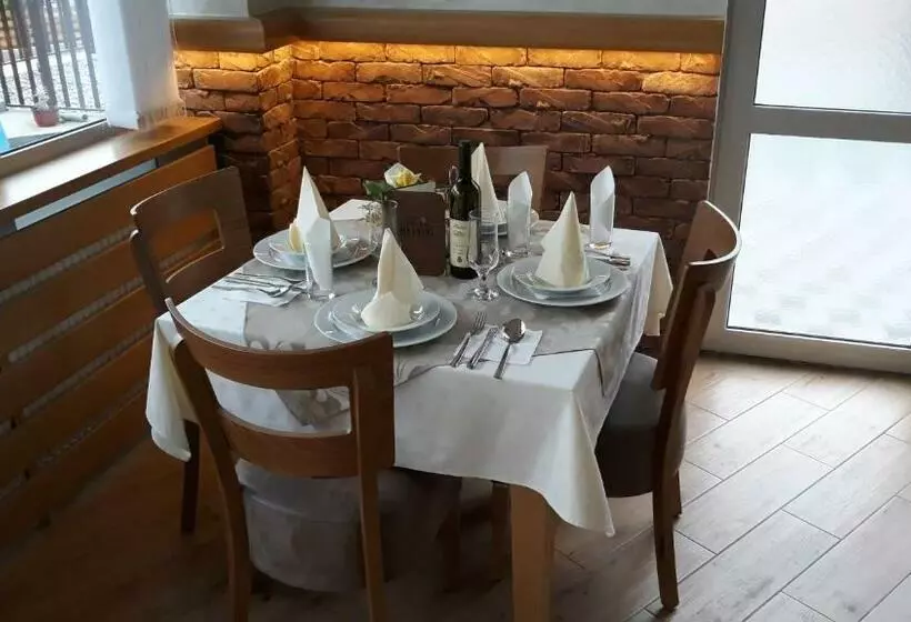 ペンション Prenoćište I Restoran Ihthis