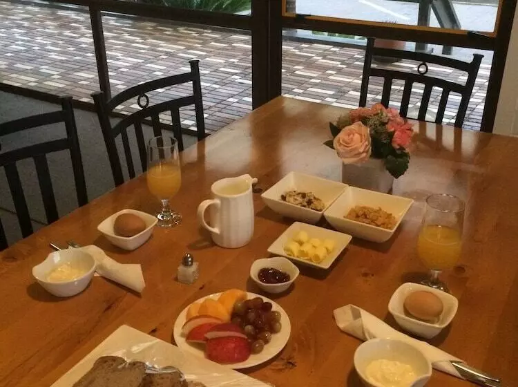 Отель Aotearoa Lodge