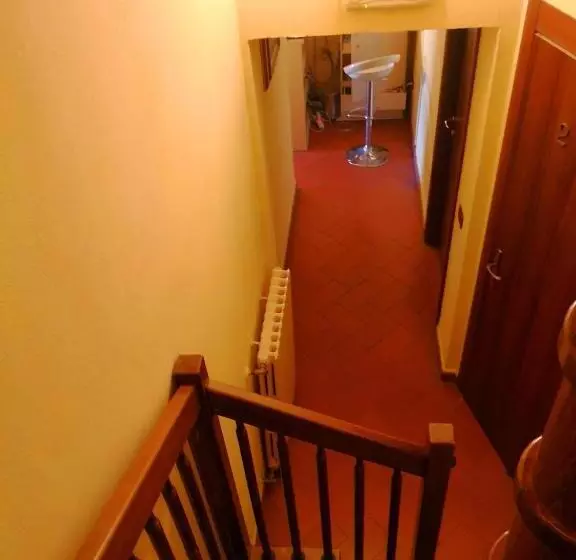 تختخواب و صبحانه Window To The Tower