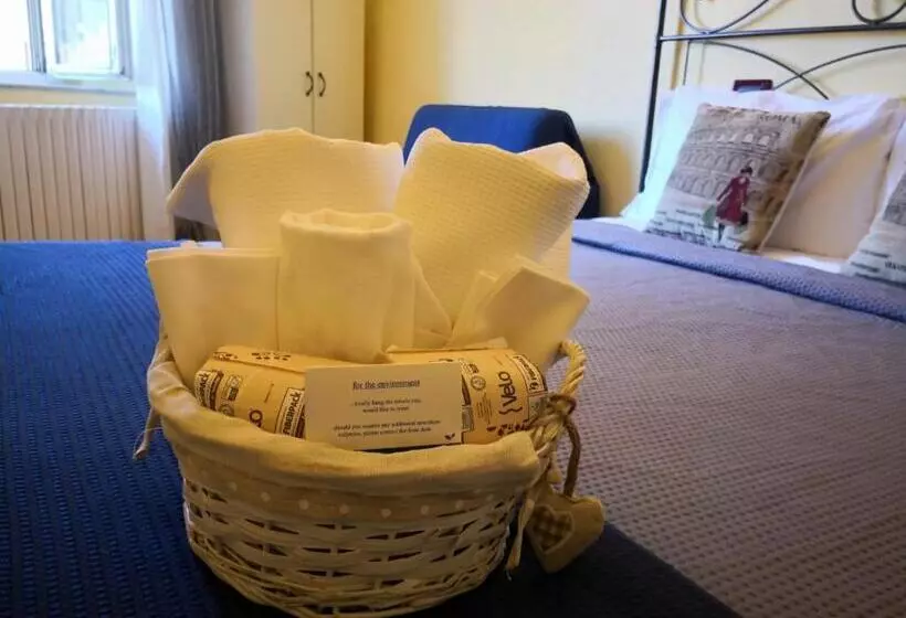 تختخواب و صبحانه Window To The Tower