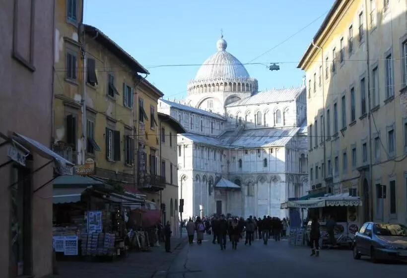 تختخواب و صبحانه Window To The Tower