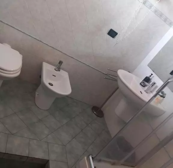 تختخواب و صبحانه Window To The Tower