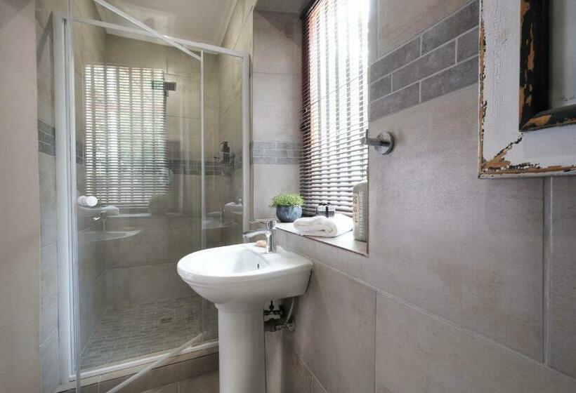 بنسيون Adderley House Guest Accommodation