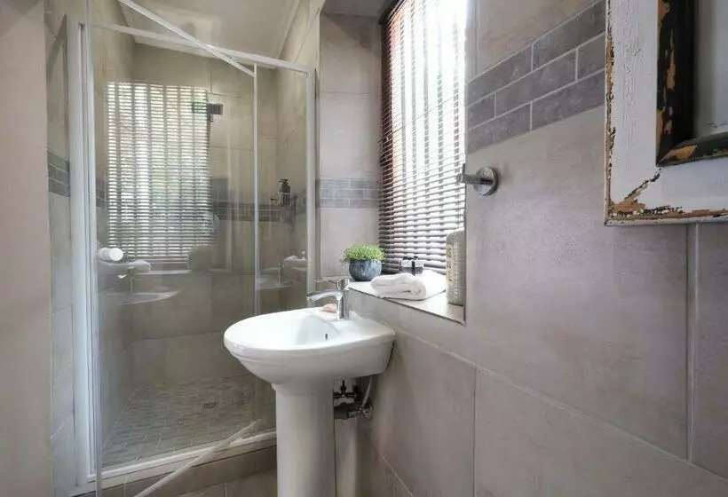 Majatalo Adderley House Guest Accommodation