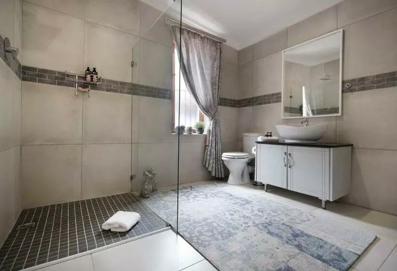 Majatalo Adderley House Guest Accommodation