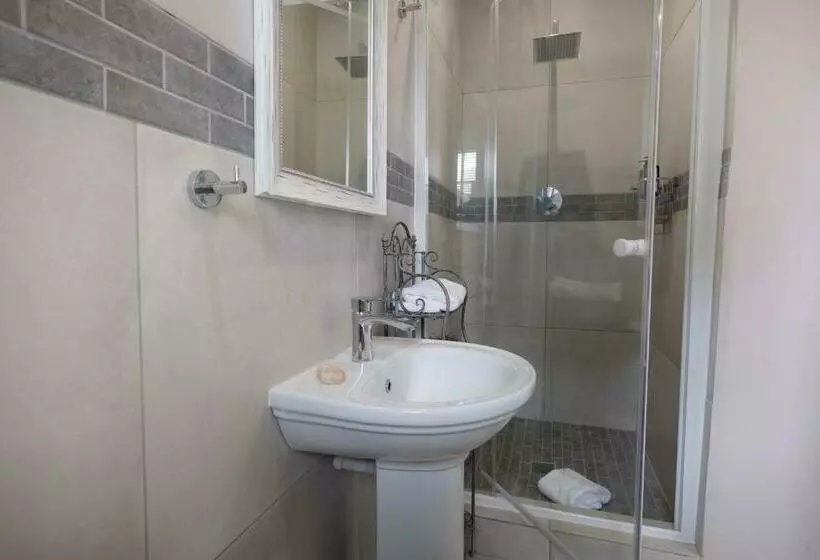 Majatalo Adderley House Guest Accommodation