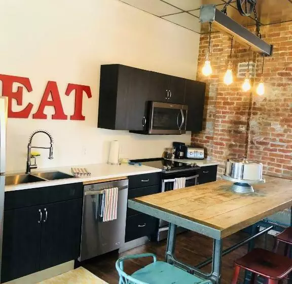 Majatalo Lander Millhouse