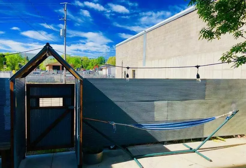 Majatalo Lander Millhouse