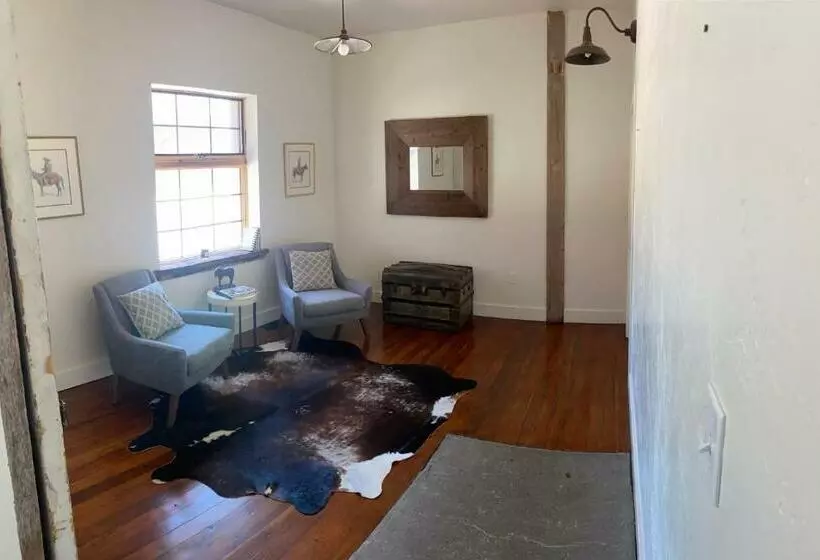 Majatalo Lander Millhouse