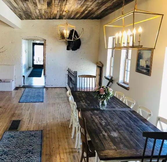 Majatalo Lander Millhouse