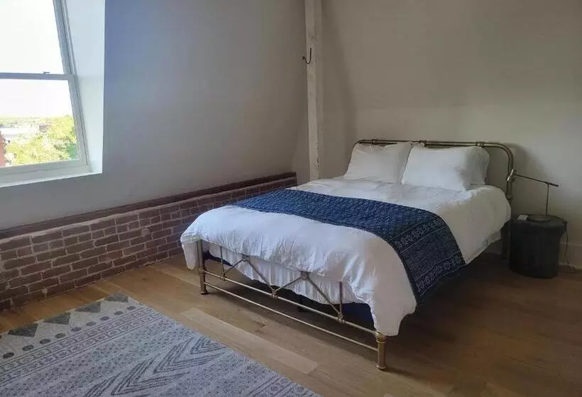 Majatalo Lander Millhouse