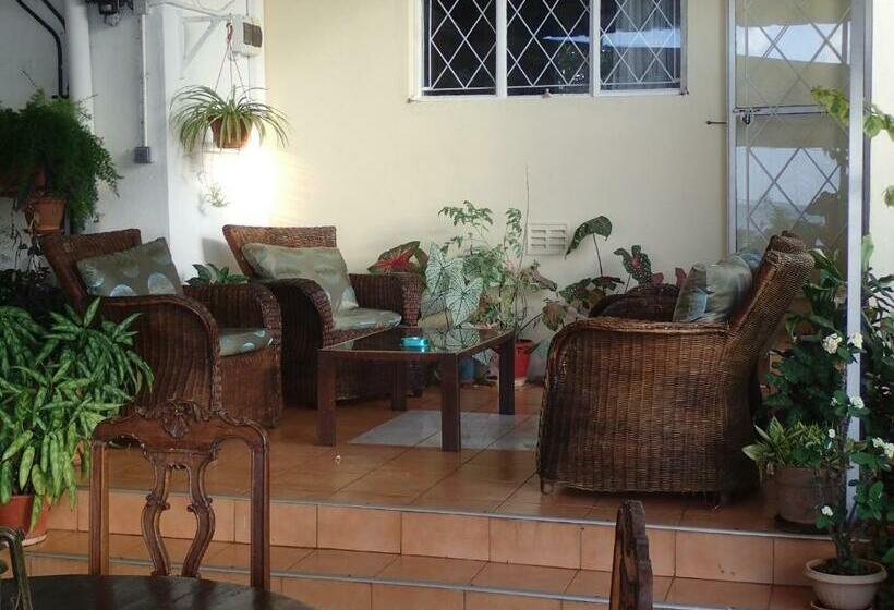 پانسیون Le Cactus Guesthouse