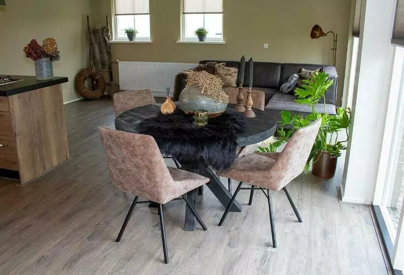 ベッドアンドブレックファースト Bed En Breakfast The Wooden Wall