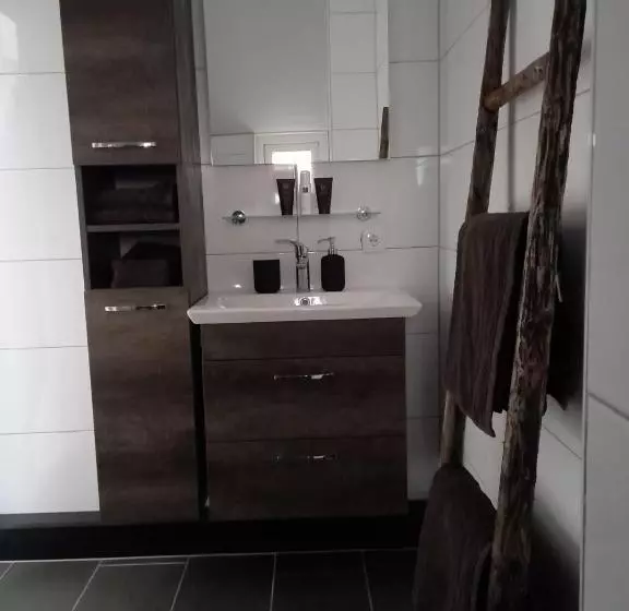 ベッドアンドブレックファースト Bed En Breakfast The Wooden Wall