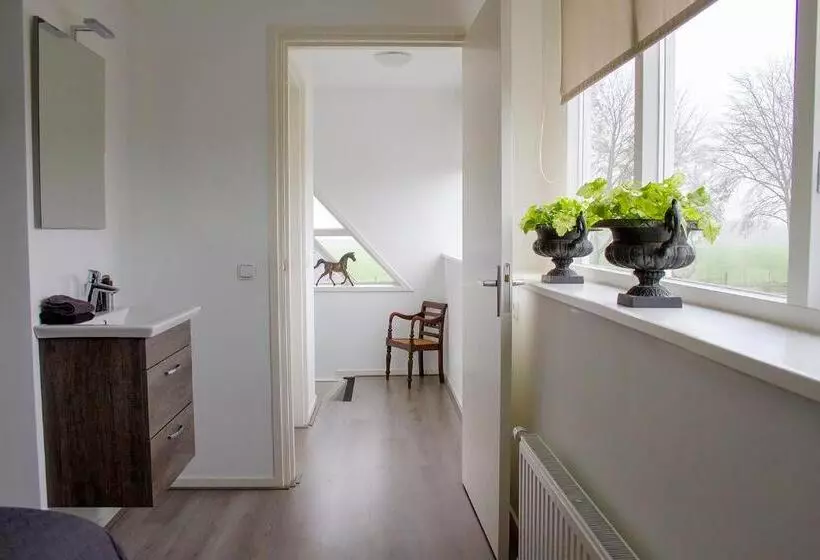 ベッドアンドブレックファースト Bed En Breakfast The Wooden Wall