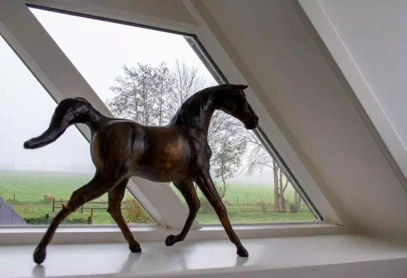 ベッドアンドブレックファースト Bed En Breakfast The Wooden Wall