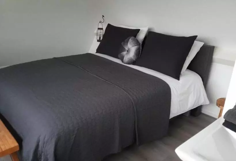 ベッドアンドブレックファースト Bed En Breakfast The Wooden Wall