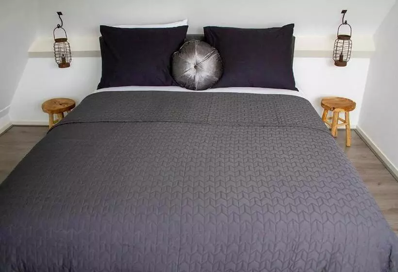 ベッドアンドブレックファースト Bed En Breakfast The Wooden Wall