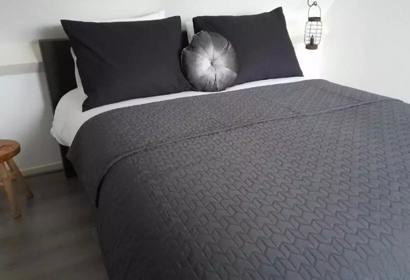 ベッドアンドブレックファースト Bed En Breakfast The Wooden Wall