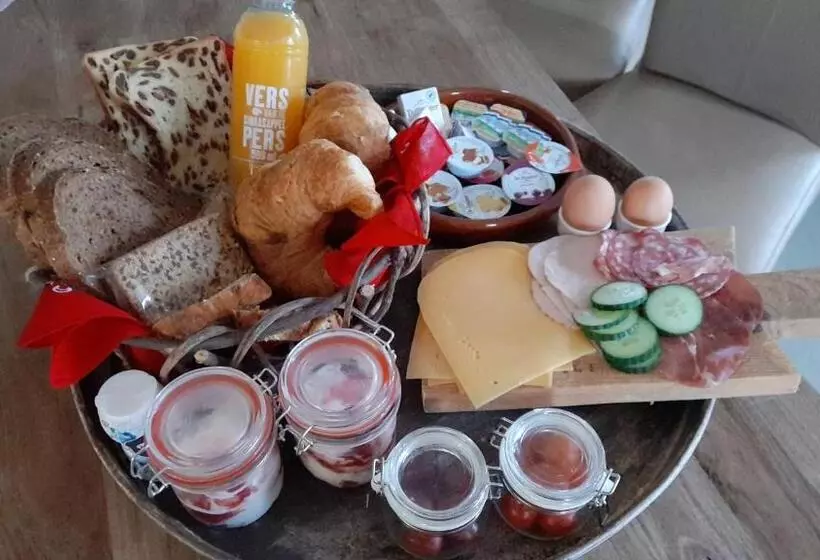 ベッドアンドブレックファースト Bed En Breakfast The Wooden Wall