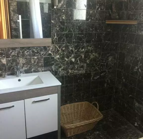 ベッドアンドブレックファースト Chambre Pratique Avec Wc Et Vasque Attenant Du Rucher Naturaile