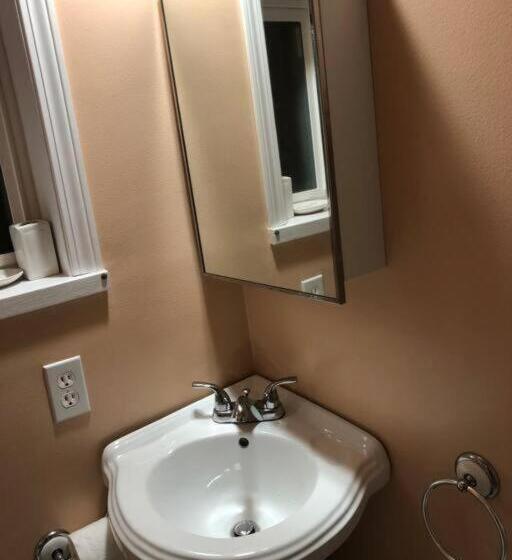 פנסיון Shady Willow Guest House   For Tourists & Travellers Only, No Locals, Private Small Compact Rooms Wi