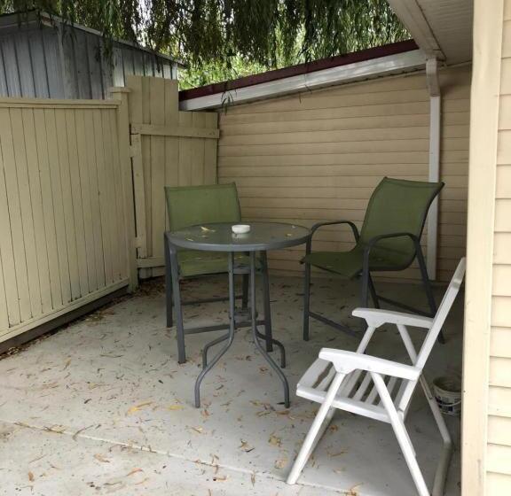 פנסיון Shady Willow Guest House   For Tourists & Travellers Only, No Locals, Private Small Compact Rooms Wi