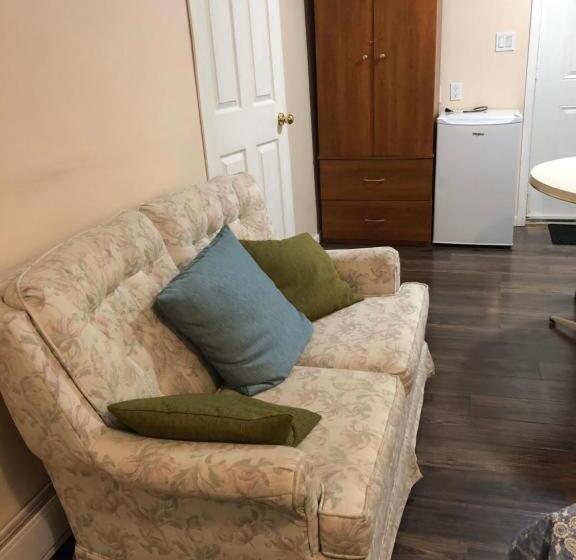 פנסיון Shady Willow Guest House   For Tourists & Travellers Only, No Locals, Private Small Compact Rooms Wi