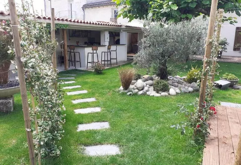 Aamiaismajoitus (B&B) Chez Jeanfi